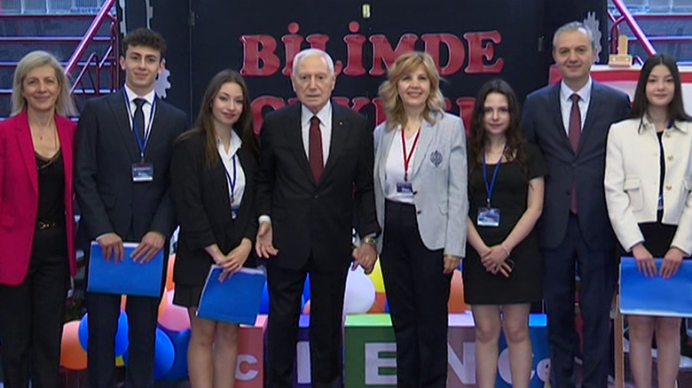 Özel Ayşeabla Okullarında 25. Bilim Şenliği. Prof. Haberal Öğrencilere Başarı Diledi