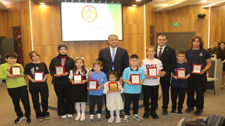 Adana'da Yeşilayın yarışmalarında dereceye giren öğrenciler ödüllendirildi 