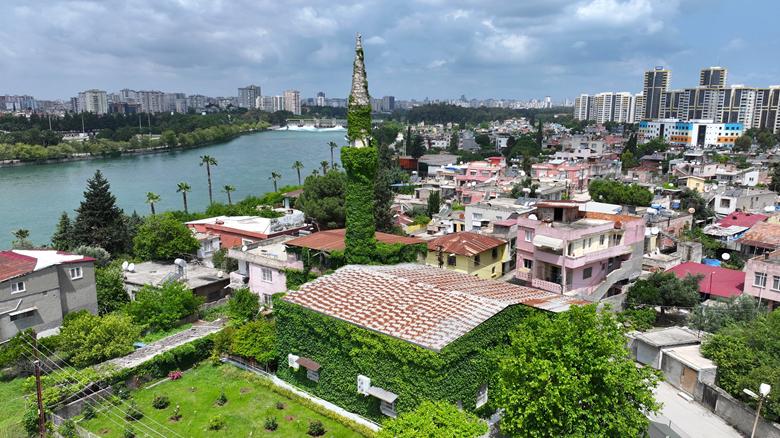 Adana'da Sarmaşık kaplı cami baharın gelişiyle yeşil görünüme kavuştu