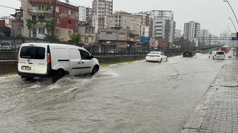 Adana'da sağanak etkili oldu