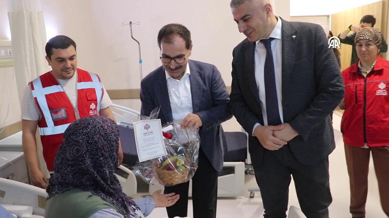 Adana'da vakıf geleneği kapsamında hastalara meyve dağıtıldı