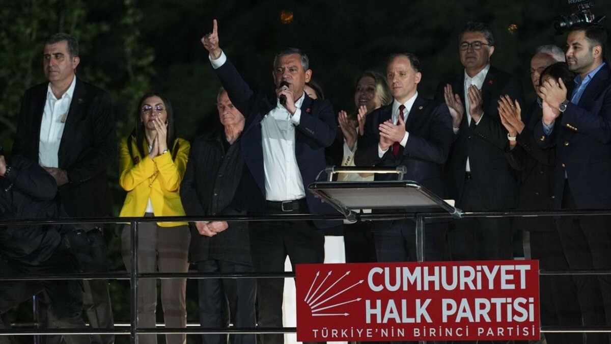 Özgür Özel Genel Merkez Önünde Halka Seslendi