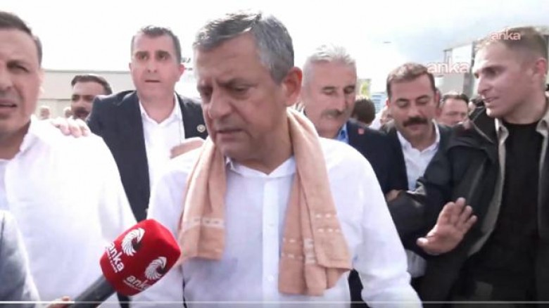 CHP Genel Merkezi Polis Müdahalesinin Ardından Boşaltıldı. Özgür Özel, Meclis'e Yürüyor