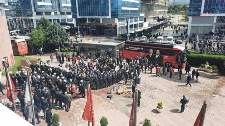 CHP Genel Merkezi'ne Polis Müdahalesi Dış Basında