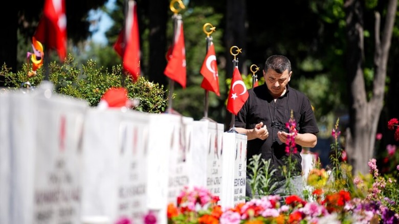 Şehitliklerde Hüzünlü Bayramlaşma 