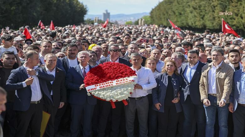  Özgür Özel, On Binlerce Vatandaşla Ata’nın Huzuruna Yürüdü