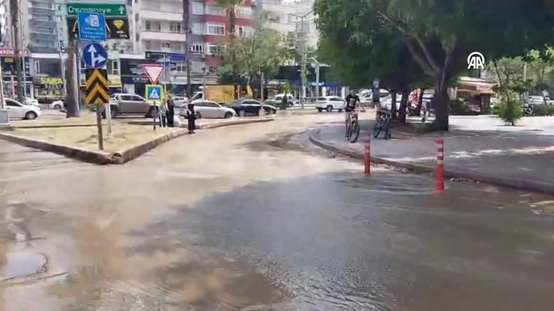 Adana'da içme suyu borusunun patlaması nedeniyle yollarda su birikintisi oluştu