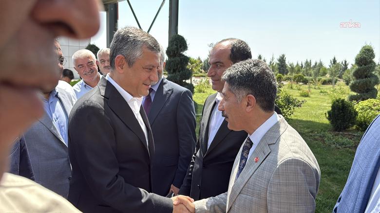 Özgür Özel Diyarbakır'da. Diyarbakır’a gelen Özgür Özel havalimanında zılgıtlarla karşılandı