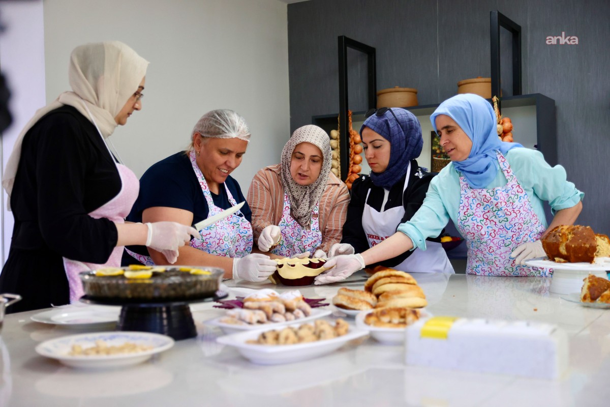 Bucalı kadınlar mutfakta hem öğreniyor hem üretiyor
