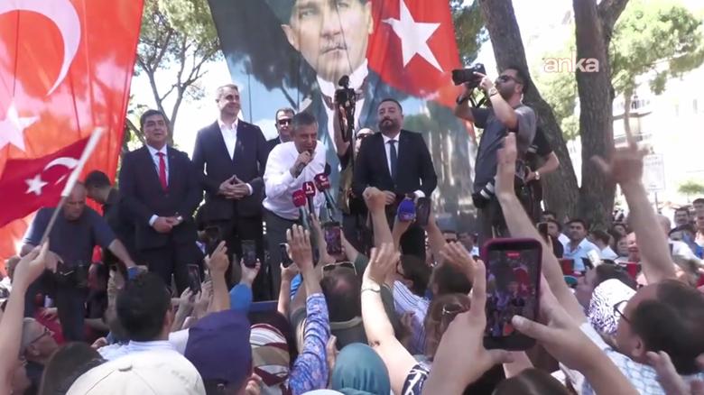 Özgür Özel İzmir'de. Özel: Yeni bir yürüyüşün, iktidara yürüyen bir siyasetin içindeyiz