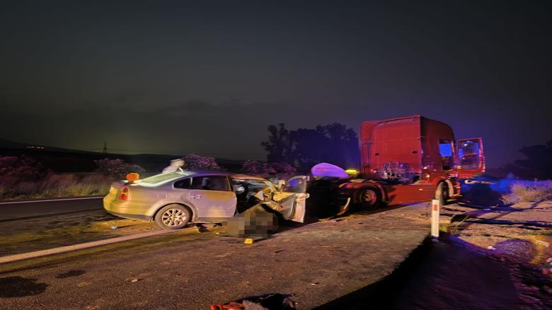 Adana'da otomobilin tıra çarptığı kazada 2 kişi öldü