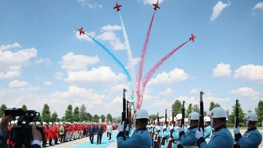 Türk Yıldızları'ndan Nefes Kesen Selamlama Uçuşu