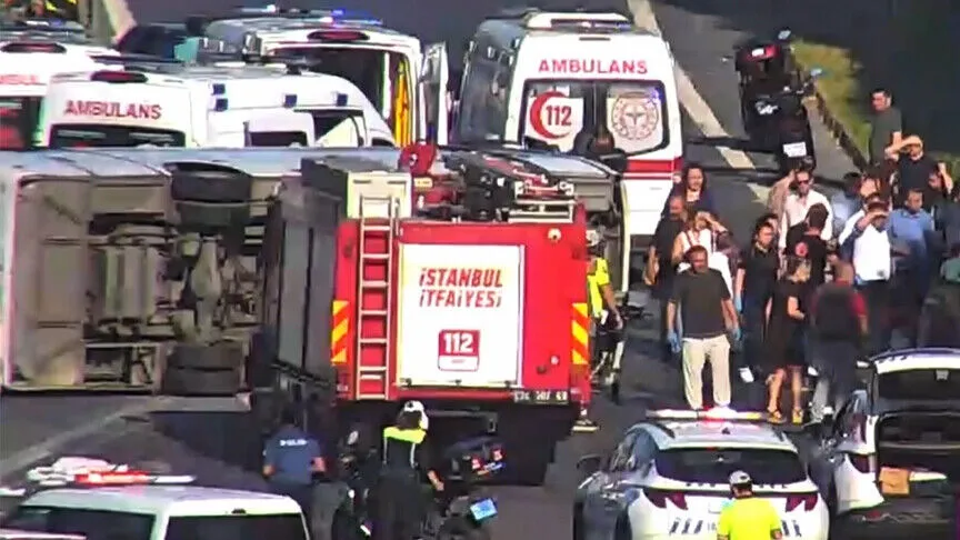 İstanbul'da TEM Otoyolu'nda midibüsün devrilmesi sonucu 13 kişi yaralandı