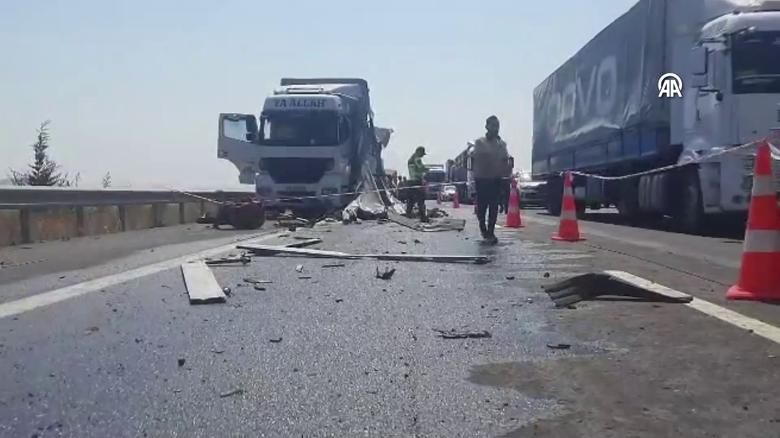 Adana'da arızalanan tırdan inen sürücü kamyonun çarpması sonucu hayatını kaybetti