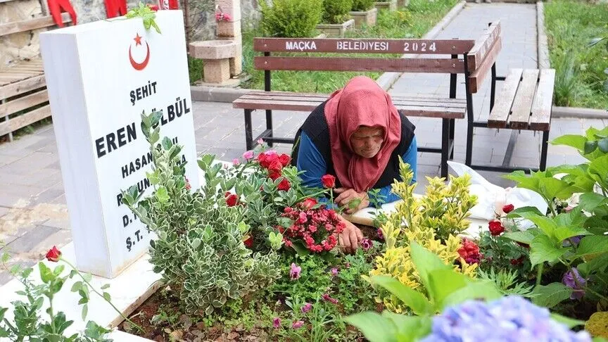 Şehit Eren Bülbül şehadetinin 9. yılında mezarı başında anıldı
