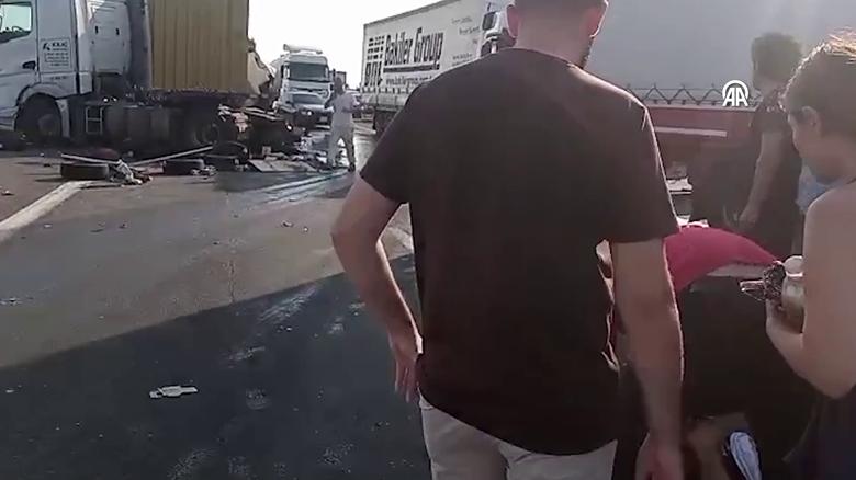 Adana'da 2 tırın karıştığı kazada sürücüler yaralandı