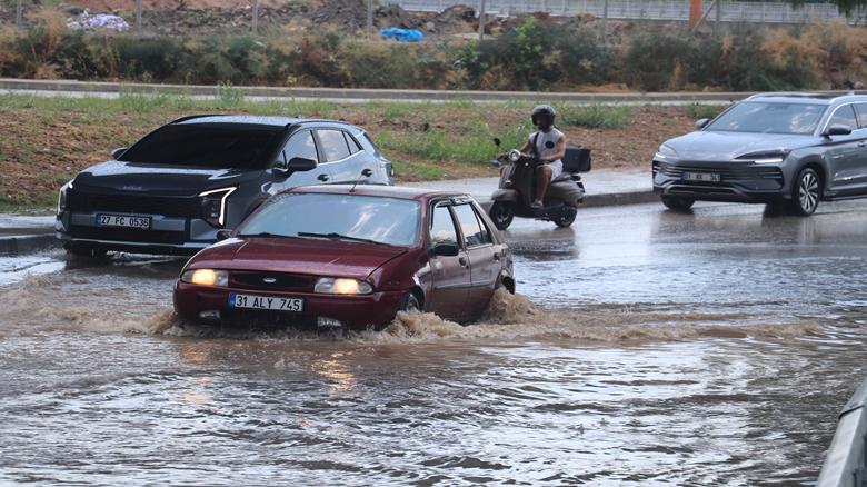 Adana'da sağanak ve şiddetli rüzgar etkili oldu