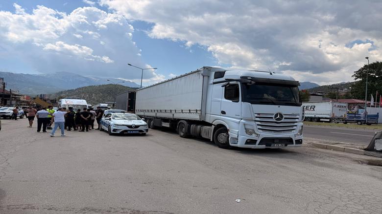 Adana'da aracının arızasının giderilmesini bekleyen sürücü tırın çarpması sonucu öldü