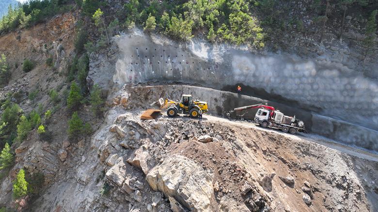 Adana'da Feke-Saimbeyli kara yolundaki 2 tünelin yapımı sürüyor