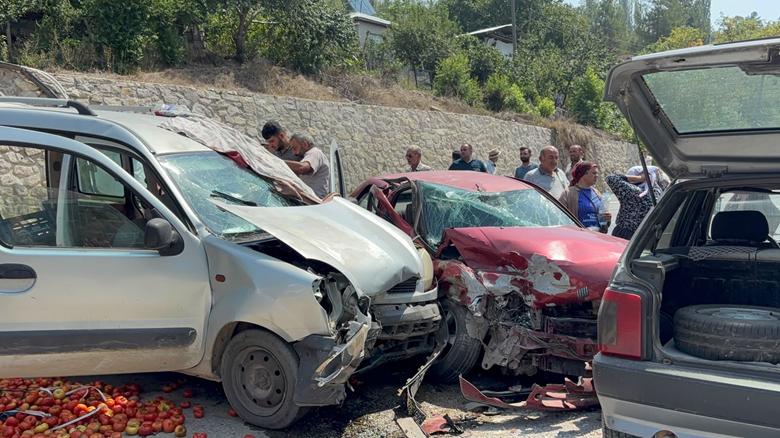Adana'da 3 aracın karıştığı trafik kazasında 2 kişi yaralandı