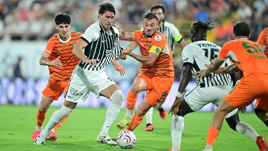  Beşiktaş deplasmanda Corendon Alanyaspor'a 1-0 mağlup oldu