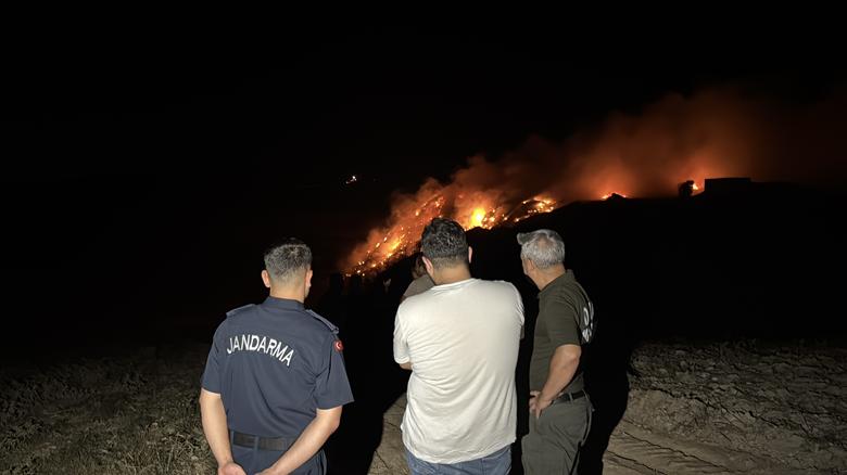 Adana'da çöp ve molozların olduğu alanda çıkan yangın söndürüldü
