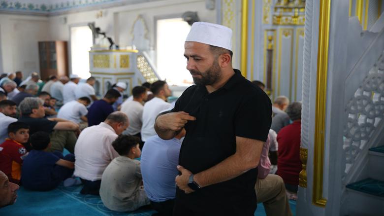 Adana'da cuma hutbeleri işitme engelliler için işaret diliyle anlatılıyor