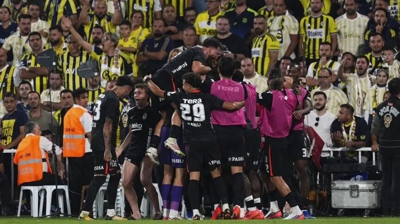 Süper Lig'de Sezonun İlk Derbisi Beşiktaş'ın Fenerbahçe'ye 2-1 Üstünlüğü İle Sona Erdi 