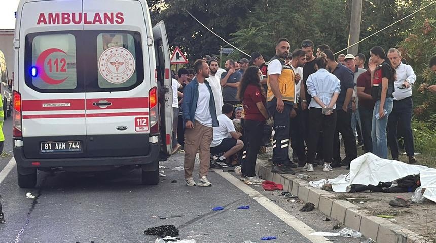 Düzce'de Feci Kaza 4 İşçi Hayatını Kaybetti, 9 Kişi Yaralandı