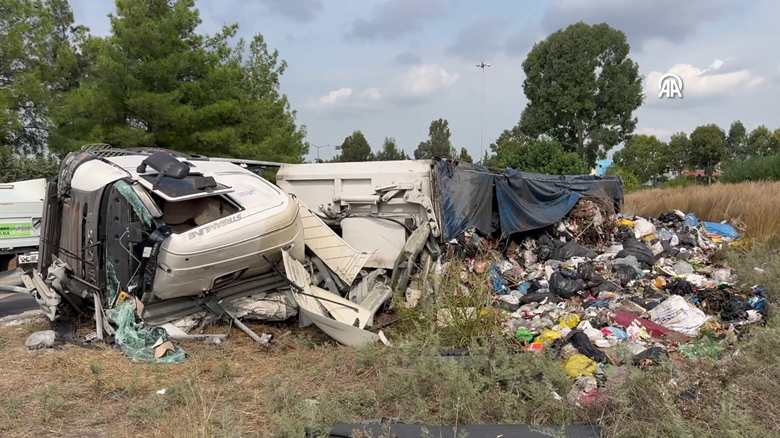 Adana'da devrilen atık yüklü tırın sürücüsü yaralandı