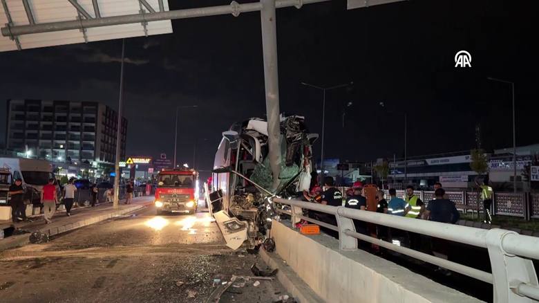 Adana'da yolcu otobüsünün tabela direğine çarpması sonucu 11 kişi yaralandı