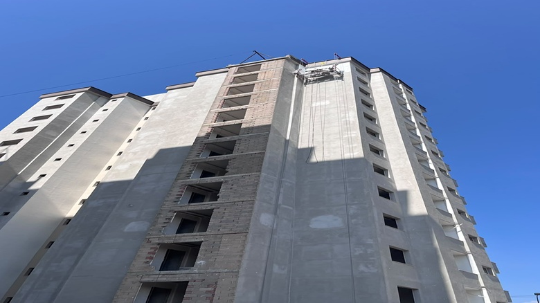  Adana'da inşaattaki iskelede mahsur kalan 2 işçiyi itfaiye ekibi kurtardı