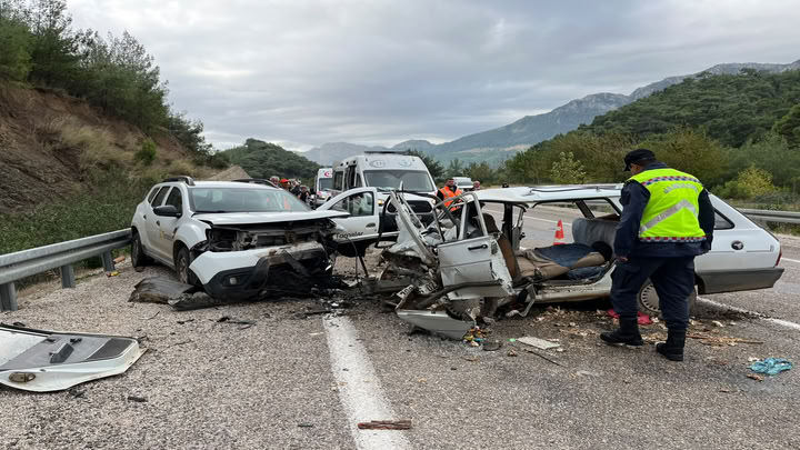 Adana'da 2 otomobilin çarpışması sonucu 3 kişi yaralandı 