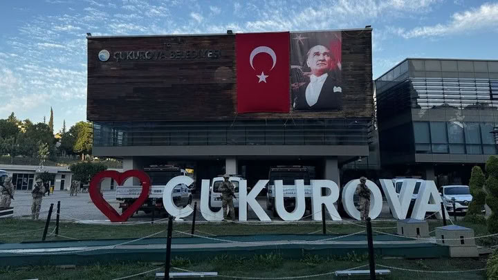 Adana Çukurova Belediyesine yönelik operasyonda gözaltına alınan 49 kişi adliyeye sevk edildi