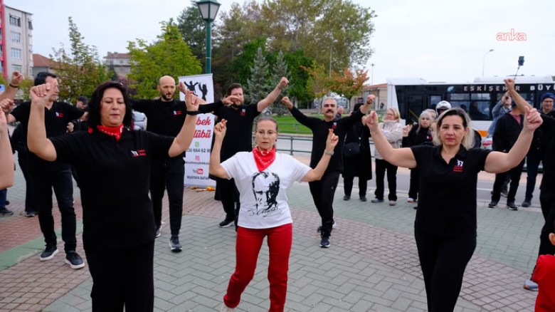 Soma'da Madenciler, Eskişehir'de Vatandaşlar Cumhuriyet Bayramı'nı Harmandalıyla Kutladı
